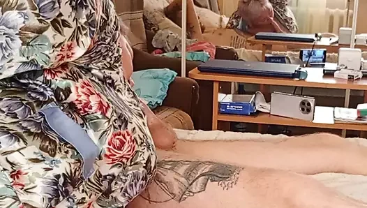 Kayınvalide mastürbasyon yapıyor ve sakso çekiyor