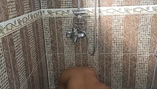 Banyoda amcığı parmaklıyor