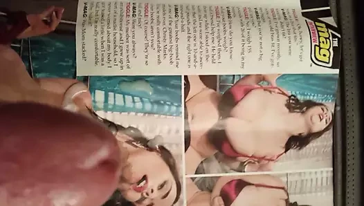 Paylaşılan bir porno mag'ın üzerine boşalıyor