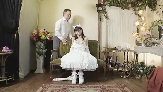 Olgun adam ve karanlık, baştan çıkarıcı bir karşılaşmada gotik bir güzellik