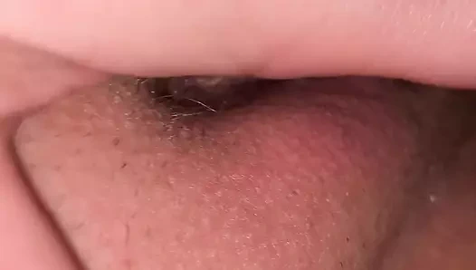 Yalnız bir gecede kendime dokunuyorum.