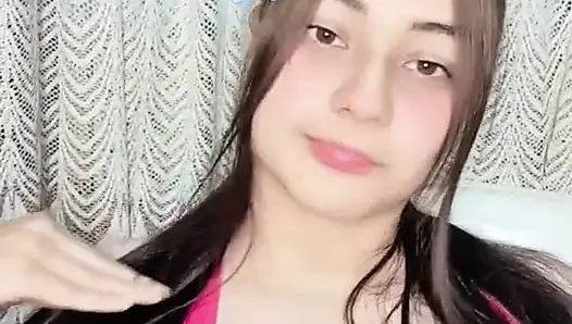Üniversiteli kız bir fanla mastürbasyon yapıyor
