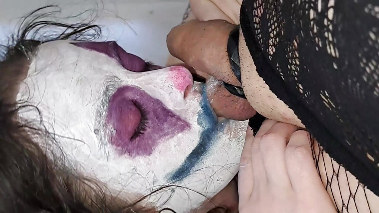 Sahibe kölesini hazırlıyor, gırtlağına kadar sakso çekiyor takma yarak