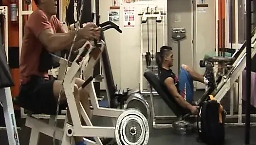 Kaslı spor salonunda korunmasız oluyor - alfa erkekler arasında derin, terli eylem