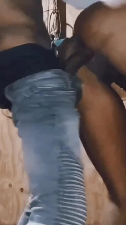 Сосет большой черный член, долбит мою сраку раком