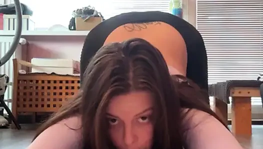 Büyük memeli anne esneme becerilerini gösteriyor