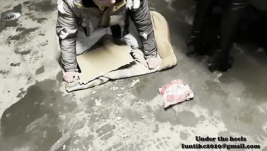 Lola yoldan geçenlere yemek veriyor