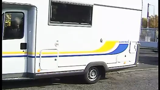 Serseriler mobil kadınları alır ve sikikleri