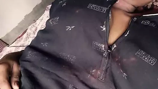 Ateşli Hintli desi teyze kocasıyla sikişiyor ve amında ürküyor