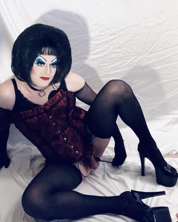 Büyük makyaj sürtük anal boncuklar, derin boğaz yapay penis ile oynuyor