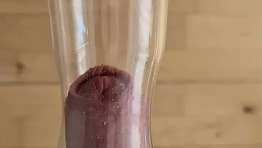 Elektrikli süpürge boşalmak için adamların yarağını emiyor