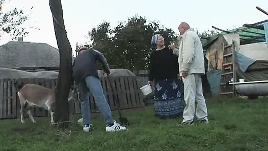 Büyük götlü nine memelere boşalmayı ve açık havada sikişmeyi seviyor
