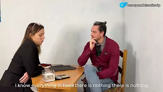 Terfi almak ve şirket yemeğini atlamak isteyen iş arkadaşıyla masada müdür