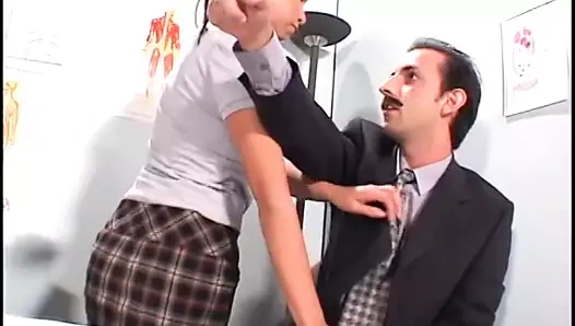 At kuyruklu azgın kız sınıfta öğretmenini memnun etmeye bayılıyor