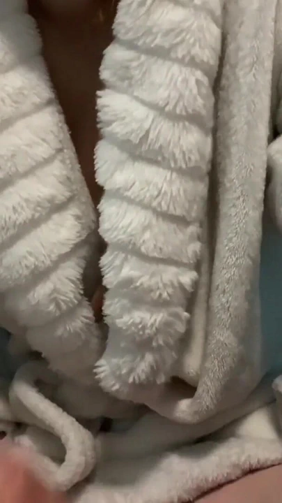 Kız arkadaşı erkek arkadaşının yarağını iyi yağlıyor ve boşalmasını patlatması için ona harika bir elle muamele çekiyor | Klip 1