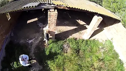 Kaslı ve dövmeli bir adamın büyük yarağı tatlı bir sarışının amını parçalıyor