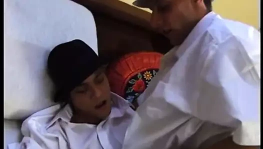 Azgın züppe yatakta ortağının kıçına vurmayı seviyor