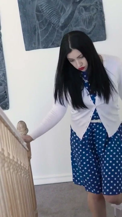 Sinsi orta yaşlı seksi kadın Cassandra Cain kızgın kocası tarafından domine ediliyor | Klip 1