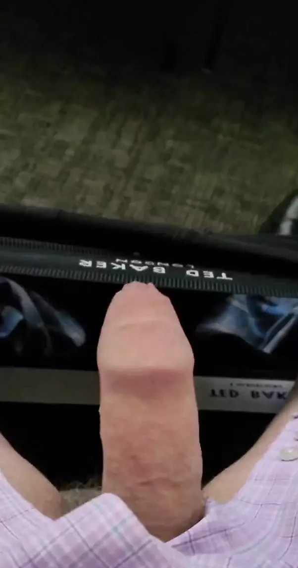 Необрезанный член снимает красивую сочную порцию спермы - хочешь вкуса?