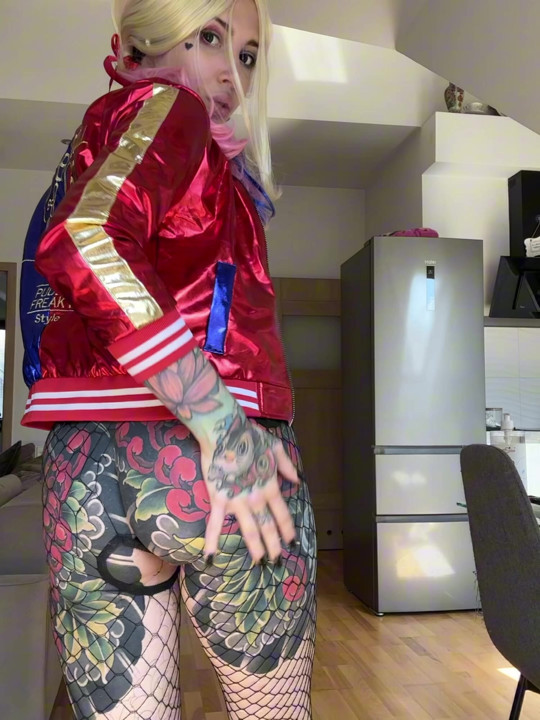 Harley Quinn gibi giyinirken parmaklarımı içeri sızdı