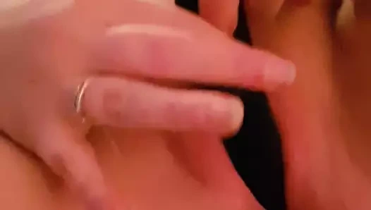 Hollandalı amatör oynama ile vibratör içinde iliklerine ıslak kedi