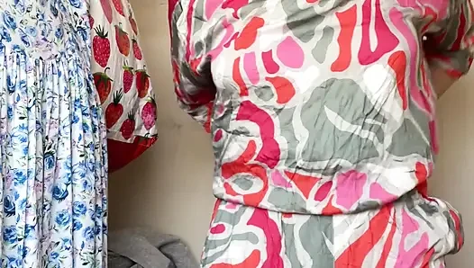 Seksi, tonlu, komşu kız yeni kıyafetler deneyen goldilocks gibi!