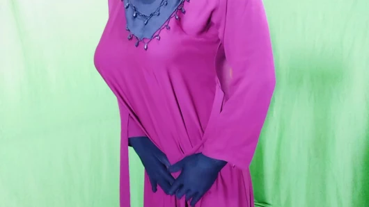 Hintli güzel tesettürlü Müslüman çift sikişmeye susamış