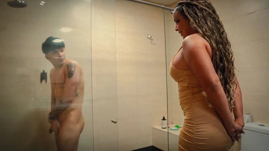 Esmer üvey anne üvey oğlunun yarağına şaka yapıyor ve harika gidiyor!