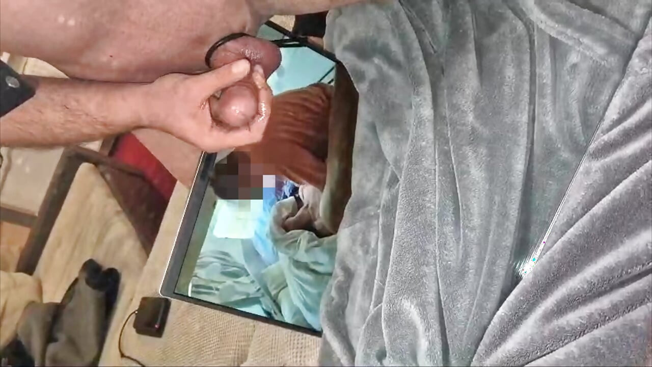 Yabancı videolarıma mastürbasyon yapıyor ve bana mega cumshot'larını gönderdi