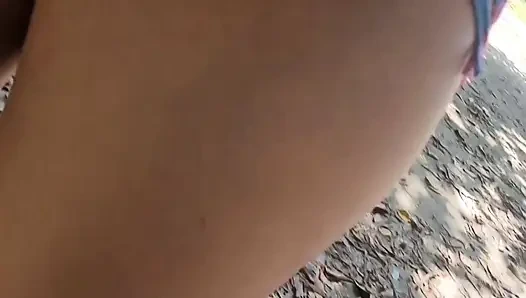 Deve tırnağı ile teşhirci evli kadın