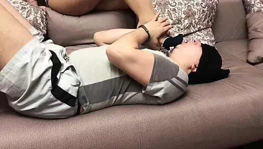 Metresi tayt içinde yüz yüze oturuyor. çorap gag ile külotlu çorap köle