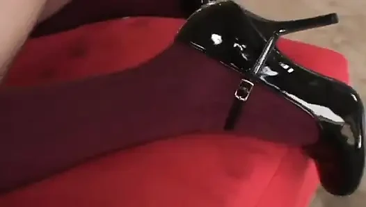 Kısa etekli sevimli genç kız büyük yarakla sikiliyor ve döl yiyor