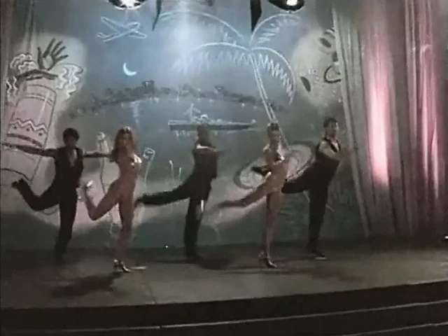 Funkytown - kesinlikle seksi dans eden eski abanoz göğüsler