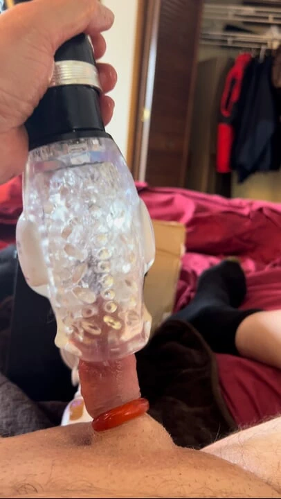 Oyuncak oral seks makinesi küçük yarağı yutuyor