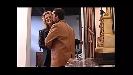 Возбужденную грудастую милфу жестко трахают