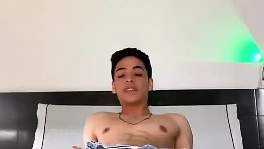 Genç bir adamla aldatıyor