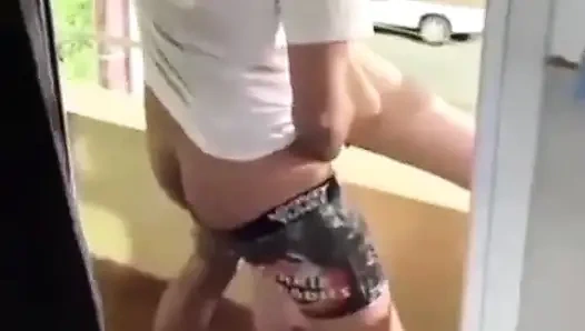 Sıska genç kız balkonda sikiliyor