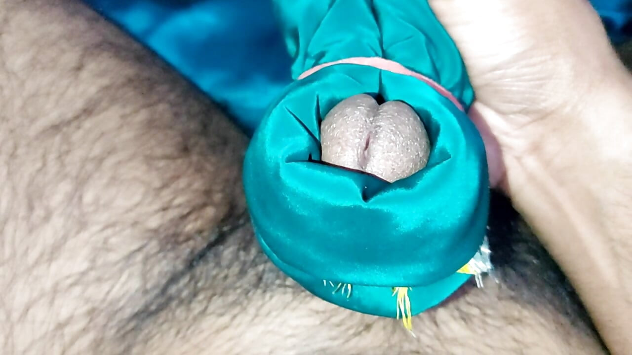 Saten ipek mastürbasyon pornosu - saten yarak şalvarı kumaşı yarak kafasına sürtüyor (125)