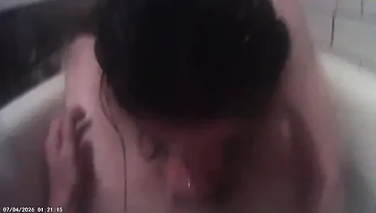 Güzel bir kızdan banyoda oral seks