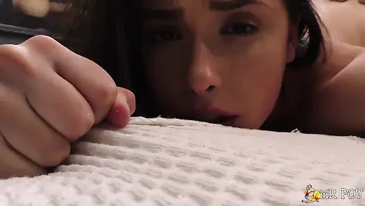 Casey Calvert tatlı götünü ve sıkı amcığını sunuyor