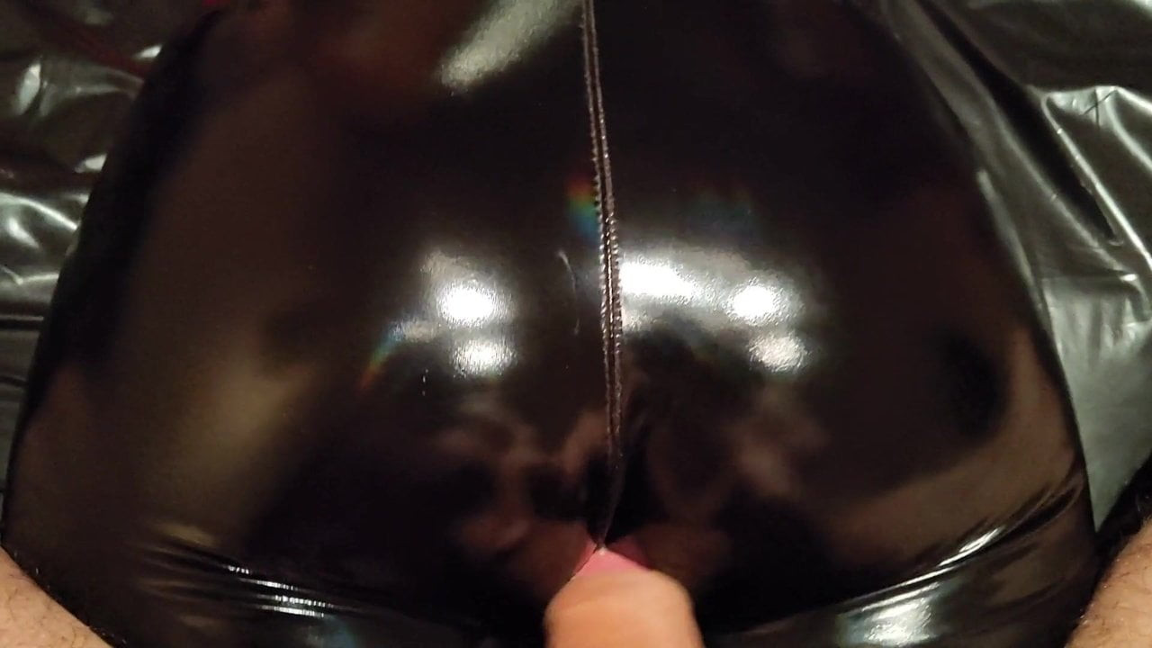 Sıkı pvc vinil tozluk üzerinde sikme ve boşalmak