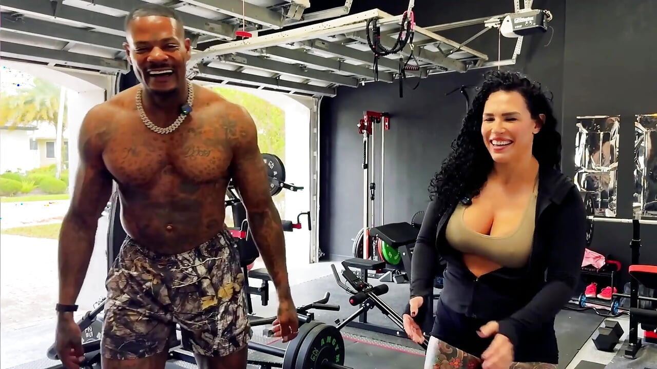 Jason Luv büyük zenci yarağını Bianca Bailee'in küçük amına sokuyor