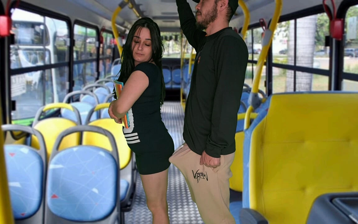 Studente geneukt en geneukt in de bus in de bus!