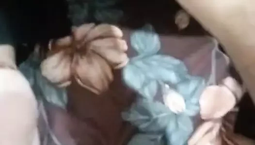 Karımın götünü ve amını parmaklıyor