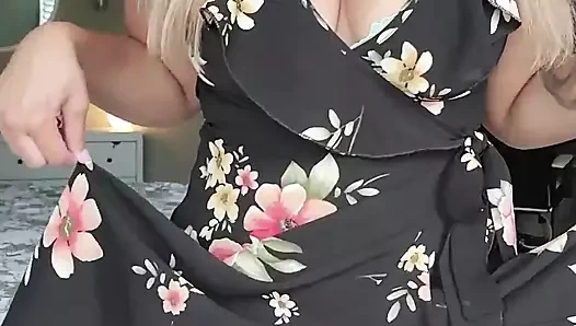 Öğretmen, sigara içen sıcak vücudunu göstermek için elbisesini çıkarıyor