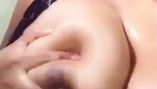 Mi tia y sus tetas de leche