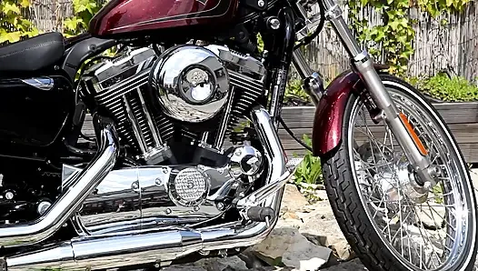 Bisiklette sıska genç kız