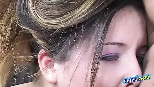 Seksi tombul esmer şişman amcığını yaşlı adama siktiriyor
