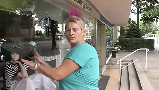 Sarışın Alman genç erkek avcısı kiralık odada büyük yarağa biniyor