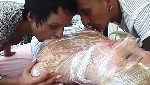 Plastik sarılmış olgun sürtük azgın çift tarafından yalanıyor ve yüzüne boşalıyor
